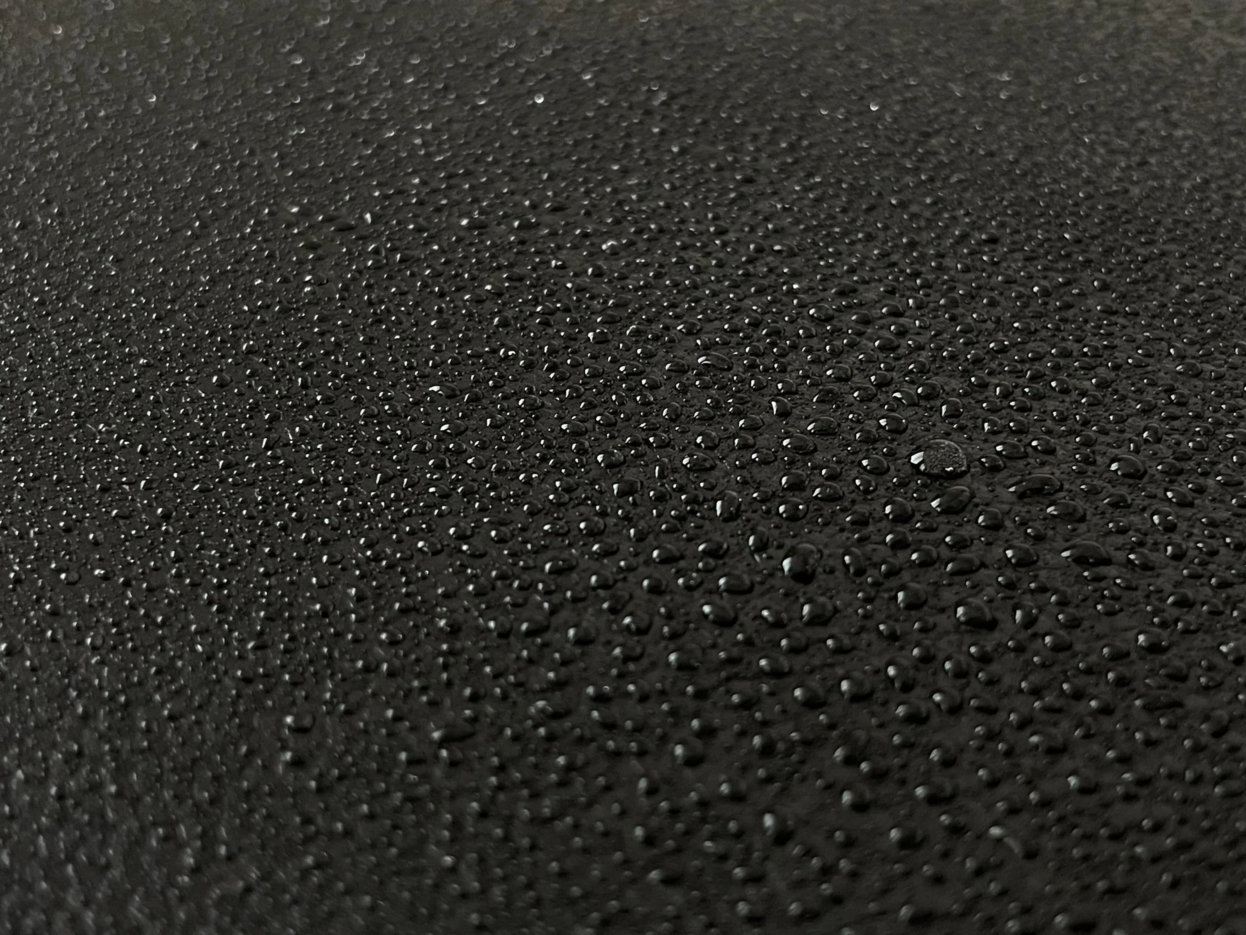 レザーバッグなのに“傘並み”の撥水力。muonレザーの「撥水力」について解説