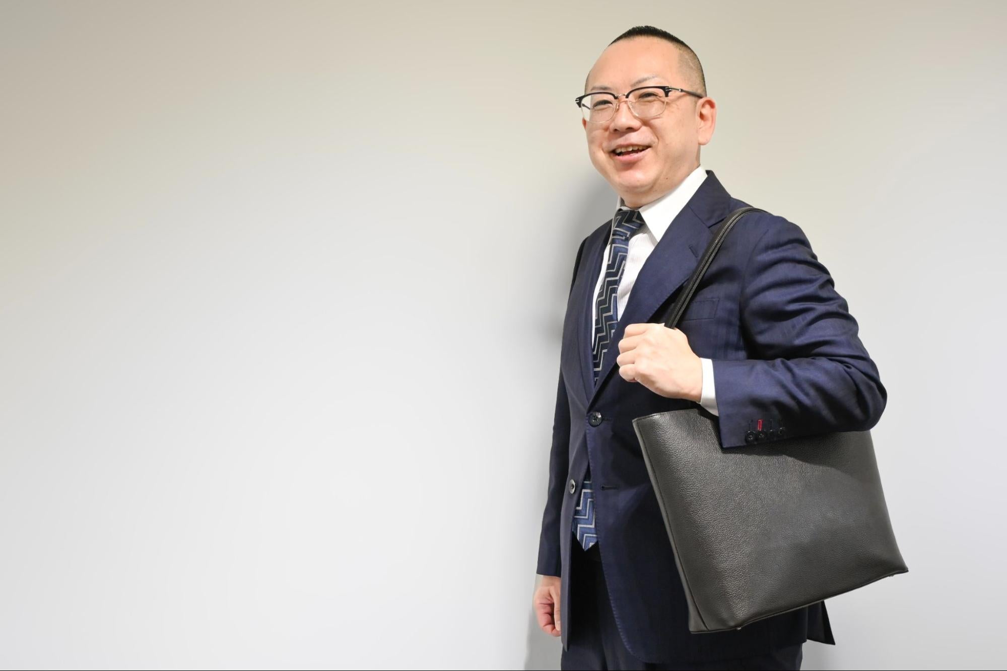 「THE Toteのスマートな所作が、信頼を醸成する」不動産歴30年のプロが、あえてロゴのない鞄を選ぶ理由