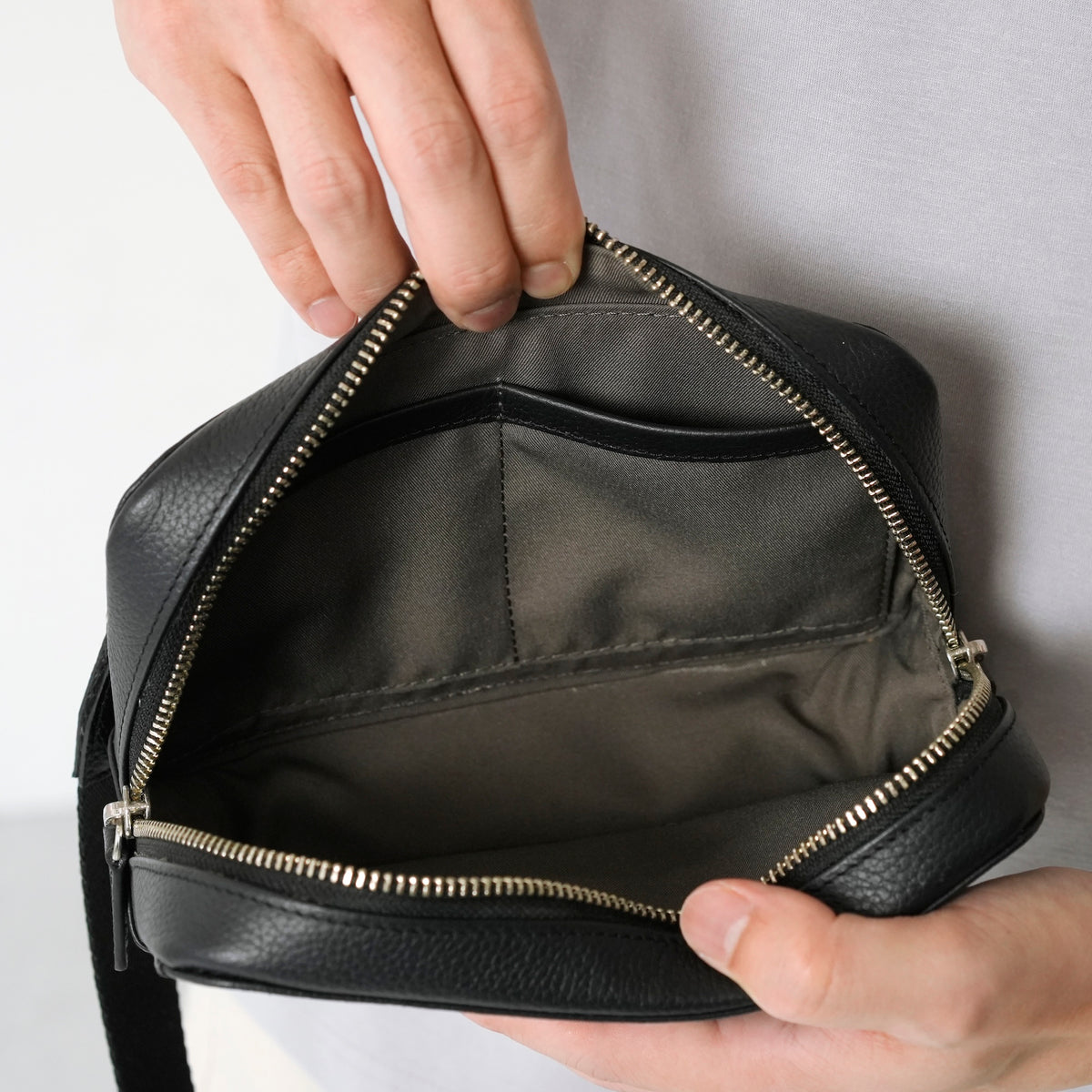 THE Cross Bodybag