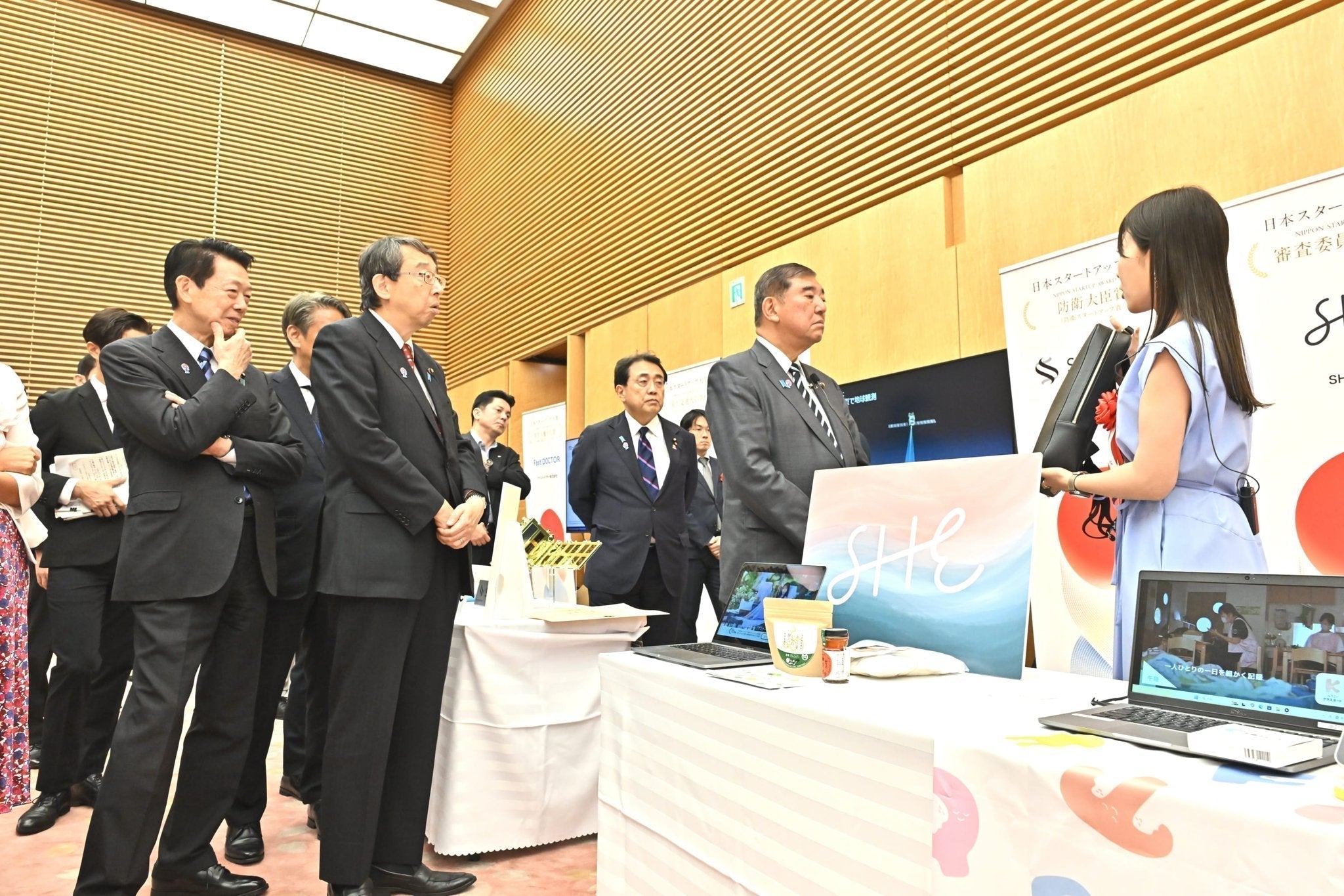 日本スタートアップ大賞2025 審査委員会特別賞を受賞したSHE株式会社の展示ブースにmuonの「THE Backpack」を提供しました