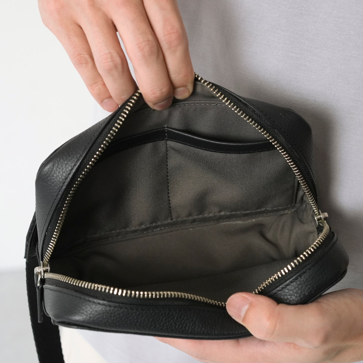 THE Cross Bodybag